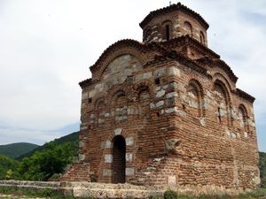 니시 인근 성 삼위일체 교회. 11세기 후반 바실 2세 치세 비잔틴 제국 부흥기에 지어진 비잔틴 지방 교회 건축 양식을 보여준다.