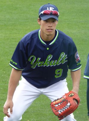 시오미 야스타카가 2차전에서 3점 3루타를 쳤다.