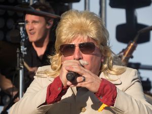 코첼라 2013에서 푸시퍼와 함께 공연하는 메이너드 제임스 키넌