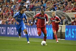 2012년 9월 시카고 파이어의 셔질 맥도날드를 추격하는 네스타