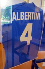 피렌체 축구 박물관에 전시된 알베르티니의 UEFA 유로 2000 이탈리아 유니폼