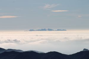 푸이그 류엔트에서 본 산, 구름 바다와 함께.