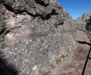 라 고라 프리히아(La Gorra Frigia) 측면의 산트 제로니(Sant Jeroni) 길에서 발견된 희귀한 사암층을 가진 역암. 역암은 다성분으로, 쇄설물이 지지하며, 쇄설물의 크기가 자갈에서 암괴까지 다양하여 분류가 잘 되지 않는다.