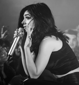 리드 싱어 크리시 코스탄자가 공연하고 있다