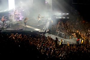 2015년 7월 Smoke + Mirrors 투어 중 버라이즌 센터에서 공연하는 이매진 드래곤스