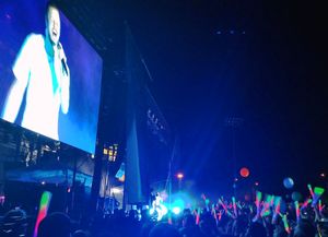 LGBTQ+ 청소년을 위한 2017 유타 러브라우드 페스트에서 공연하는 이매진 드래곤스