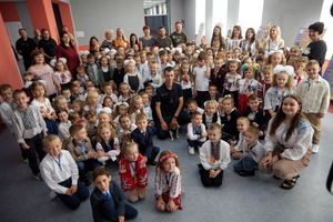 우크라이나 대통령 볼로디미르 젤렌스키가 2022년 9월 1일 지식의 날을 맞아 부차 구역 이르핀의 학교를 방문했다.