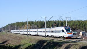 크류키우 철도차량 제작소(Kryukiv Railway Car Building Works)에서 제작된 EKr-1 다중 유닛. 철도 운송은 우크라이나 철도에서 많이 사용된다.