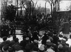 1933년 1월 22일, 베셀의 묘소를 참배하는 아돌프 히틀러