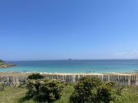 섬의 북동쪽에 있는 오하마 해수욕장.