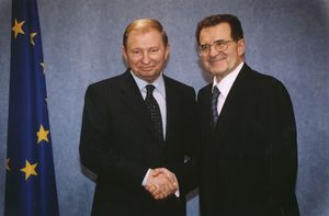 쿠치마와 로마노 프로디 유럽 집행위원회 위원장이 1999년 12월 5일 브뤼셀에서 만났다
