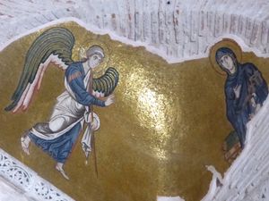 마리아와 대천사 가브리엘을 포함한 수태고지 묘사.