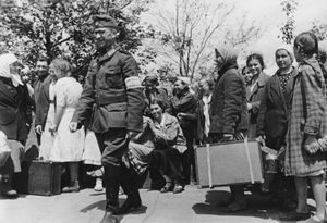 1942년 5월, 나치 점령 당국에 강제 노동을 위해 아르테미우스크에 도착한 민간인들