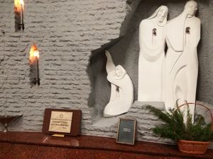 도시에서 살해된 유대인들을 기리는 "통곡의 벽" 기념비