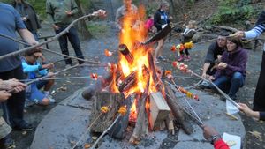 워싱턴의 헝가리 스카우트들이 살로를 굽고 있다.