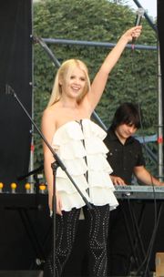 미카 뉴턴, 2010년 7월 17일