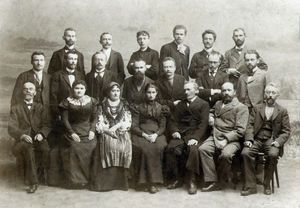 셰우첸코 학술 협회 이사회와 회원들이 이반 코틀랴레프스키의 아이네이스 출판 100주년을 기념하는 모습, 리비우, 1898년 10월 31일. (첫 번째 줄: 미하일로 파블릭, 예브헤니야 야로신스카, 나탈리야 코브린스카, 올하 코빌랸스카, 실베스터 렙키, 안드리 차이코프스키, 코스트 판키우스키. 두 번째 줄: 이반 코파치, 볼로디미르 그나튜크, 오시프 마코베이, 미하일로 흐루셰우스키, 이반 프랑코, 올렉산드르 콜레사, 보흐단 렙키. 세 번째 줄: 이반 페트루셰비치, 필라레트 콜레사, 요시프 키샤케비치, 이반 트루시, 데니스 루키아노비치, 미콜라 이바시우크.)