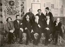 국립 시각 예술 건축 아카데미의 창립자들 (왼쪽부터 헤오르히 나르부트, 바실 크리체프스키, 미하일로 보이추크, 아브라함 A. 마니에비치, 올렉산드르 무라슈코, 페디르 크리체프스키, 미하일로 흐루셰우스키, 이반 스테셴코, 미콜라 부라체크)