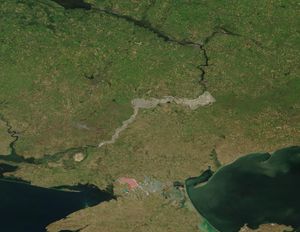 2023년 8월 8일의 카호우카 저수지 위성 사진. 완전히 말라 대초원이 드러났다.