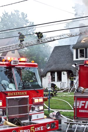 해컨색 소방서가 주택 화재에 대응하고 있다