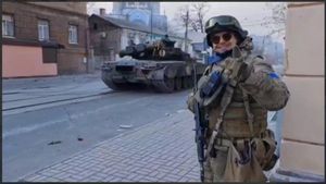 마리우폴 포위전 중 탱크 근처에서 포즈를 취하고 있는 아조프 연대원