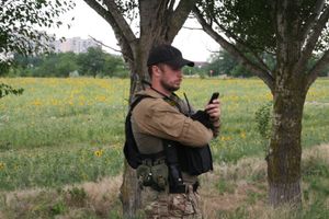 안드리 빌레츠키가 2014년 7월 마리우폴 근처에서 부대를 순찰하는 모습