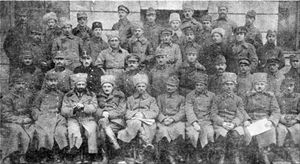 우크라이나 갈리시아군의 최고 사령부. 왼쪽에서 5번째부터 7번째까지 앉아있는 사람은 게네랄 미하일로 오멜리아노비치-파블렌코, 대령 빅토르 쿠르마노비치, 오타만 알프레드 샤마넥