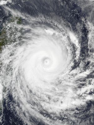 사이클론 엠나티의 위성 사진으로, 눈벽 교체 주기를 겪으면서 바깥쪽과 안쪽 눈벽을 보여준다.