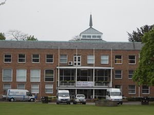 렉섬 자치시 의회의 길드홀, 렉섬