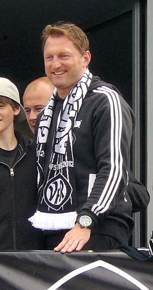 2012년 5월 VfR 알렌에서 2. 분데스리가 승격을 축하하는 하젠휘틀