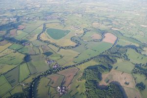 뱅고어온디 경마장(짙은 녹색 부분)의 조감도, 구불구불한 디 강에 둘러싸여 있다