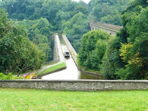 체르크 수로교(Chirk Aqueduct), 남쪽에서 잉글랜드를 바라보며 오른쪽에 체르크 고가교(Chirk Viaduct)가 있다.