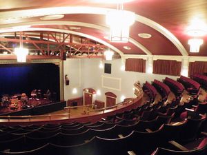 로스라넬르흐루고그에 위치한 테아트르 스티위트의 공연 무대