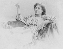 플로렌스 파가 1894년 연극 《무기와 인간》에서 루카 역을 연기한 프로덕션 사진