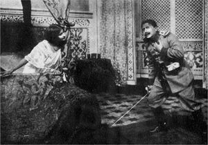 1910년 런던 공연에서 부멜리(블런칠리의 역할)가 나디나(라이나의 역할)의 침실로 들어가는 장면, 초콜릿 병정