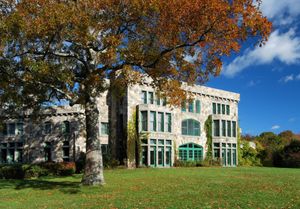 에임스 저택의 저택(2010년 촬영), 실내 장면에서 트롬비 저택으로 사용되었다.