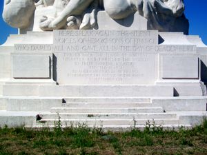 기념비 받침대 뒷면 슬래브에 새겨진 비문. 앞면 비문은 프랑스어로 되어 있음