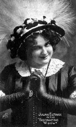 1910년대 초 매혹적인 과부로 분장한 여성 흉내꾼 줄리언 엘팅