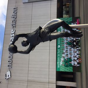 유로보르흐 앞에 있는 판 레우언의 동상