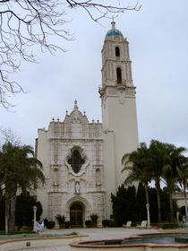 샌디에이고 대학교의 건축 양식을 보여주는 USD의 이매큘라타 교구 교회