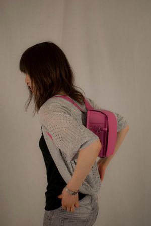 란도셀을 메고 있는 성인 여성