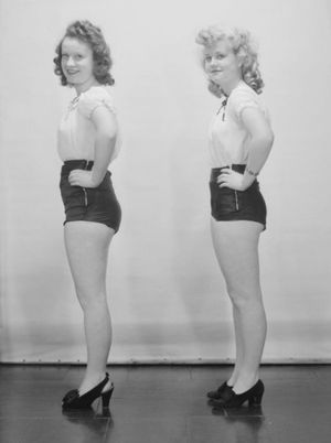 1945년, 숏 쇼츠를 입고 포즈를 취하는 모습