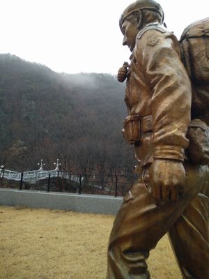 기념 공원 내 조각상