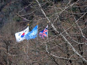 글로스터 기념비에 게양된 깃발