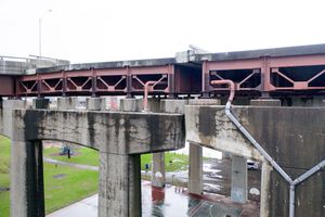 던 기념교 동쪽 끝 부분의 스터브는 거더교 건설의 훌륭한 단면을 보여준다.