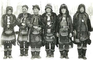 20세기 초 민족 의상을 입은 에벤 여성.