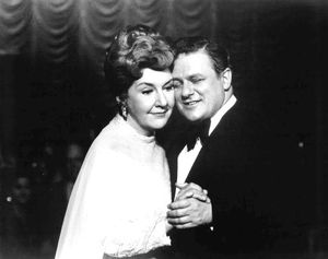 1975년 텔레비전 영화 스타더스트 볼룸의 여왕에서 모린 스태플턴과 함께 찍은 사진.