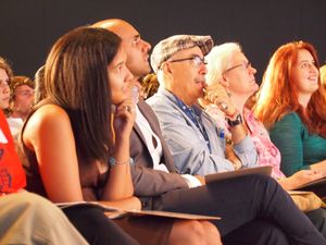 시 낭송 배틀의 심사위원들이 참가자들의 낭송을 듣고 있다.