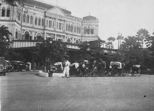 1932년의 래플스 호텔, 확장된 베란다를 보여준다.