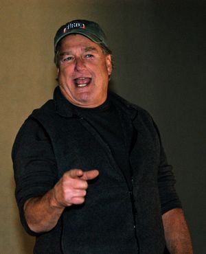 2004년 12월 14일 이라크 홀리데이 핸드셰이크 투어 중 기지 극장에서 군인들을 위해 공연하는 클라크